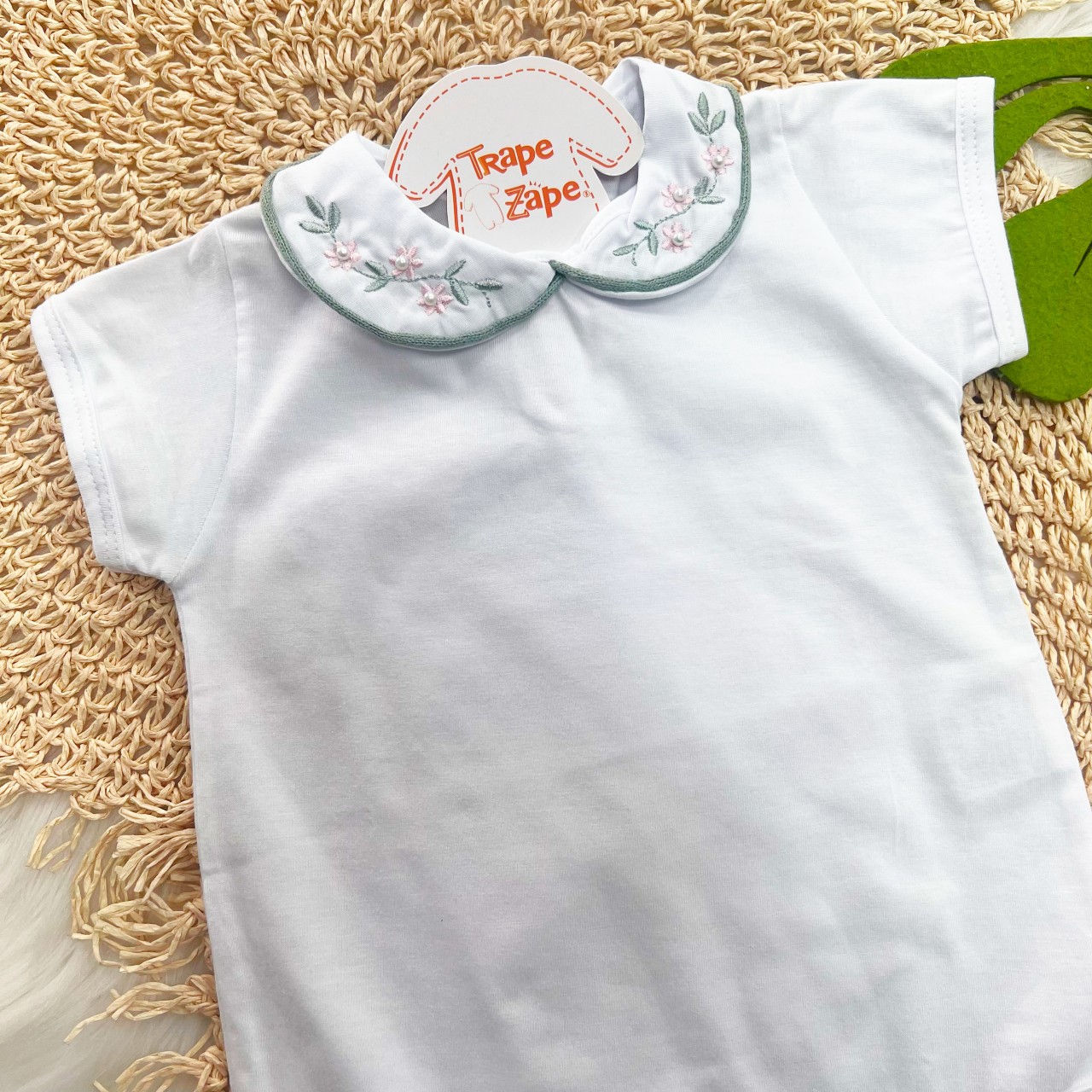 Body Branco com Gola Bordada Flores Verde Escuro e Planta Verde - Manga Curta